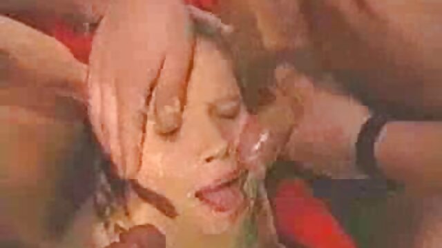 Puta asiática follada bien con su juguete rosa petardas triple anal