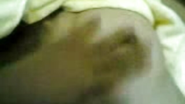 Asiático perra consiguiendo su vídeos triple x mojado COÑO juguete de peluche