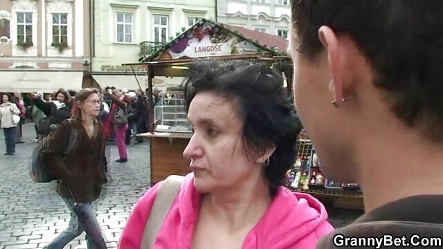 Joven videos triple x en español seduce a su abuela para follarla anal